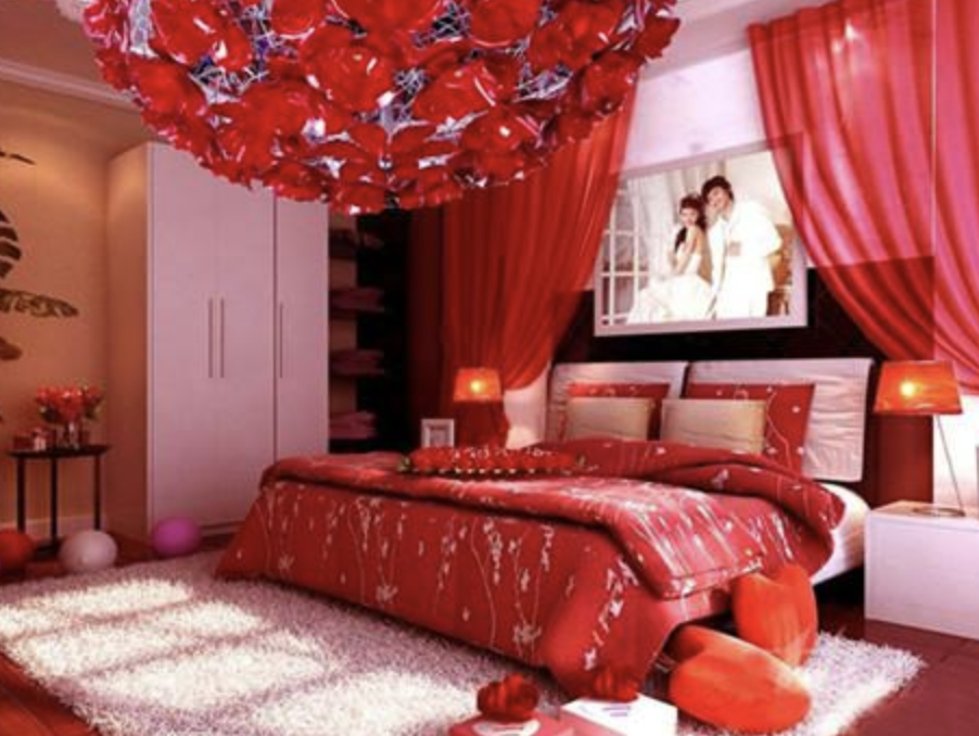 对于婚房，卧室的设计非常重要，设计得当会提升整个婚房卧室的氛围，现在婚房设计中主要以红色为主，红色代表喜庆。婚房一定要布置浪漫，而且要有自己的独特个性。
